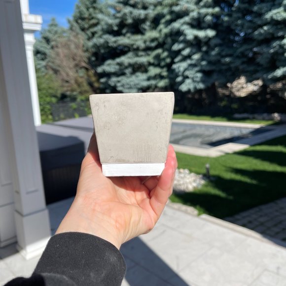 ✨ Snowflake Ceramic Planter | Colansanti's - Picture 4 of 6